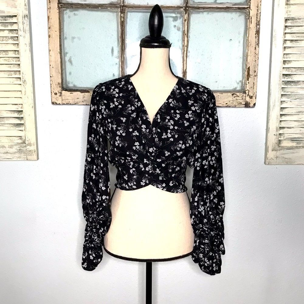 Adorable NWT Long Balloon Sleeve Floral Crop Top